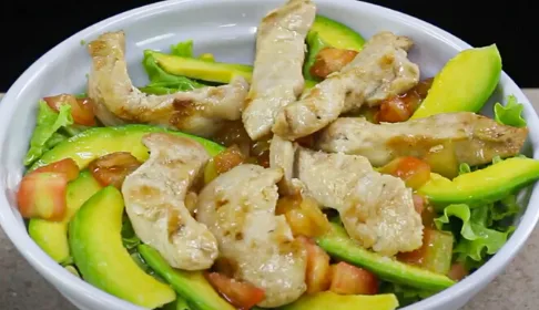 Ensalada de aguacate y pollo