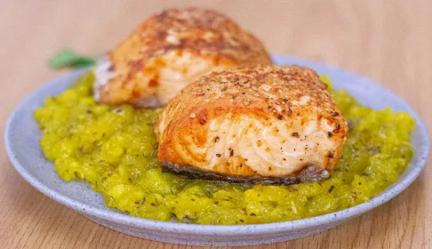 salmon en salsa de albahaca