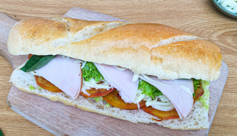 Sandwich de pavo con tomates y albahaca